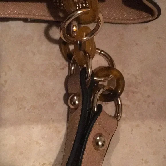 Cute Handbags with crossbody strap. - Picture 5 of 9